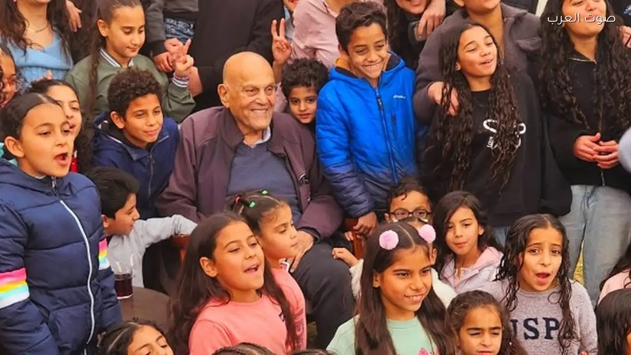 مجدي يعقوب يزور دار رعاية أطفال مع نبيلة مكرم