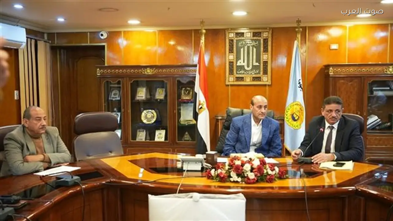 محافظ أسيوط يناقش تقنين أراضي أملاك الدولة