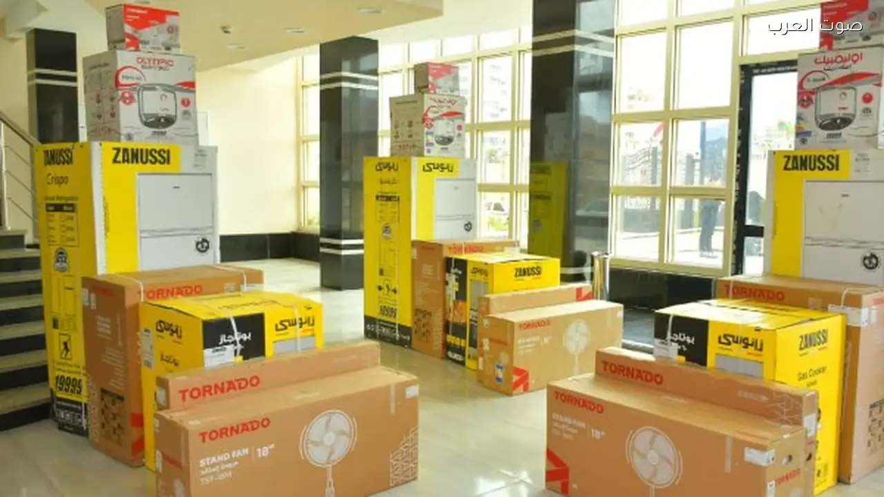 محافظ بورسعيد يوزع 70 جهازًا كهربائيًا على 10 عرائس