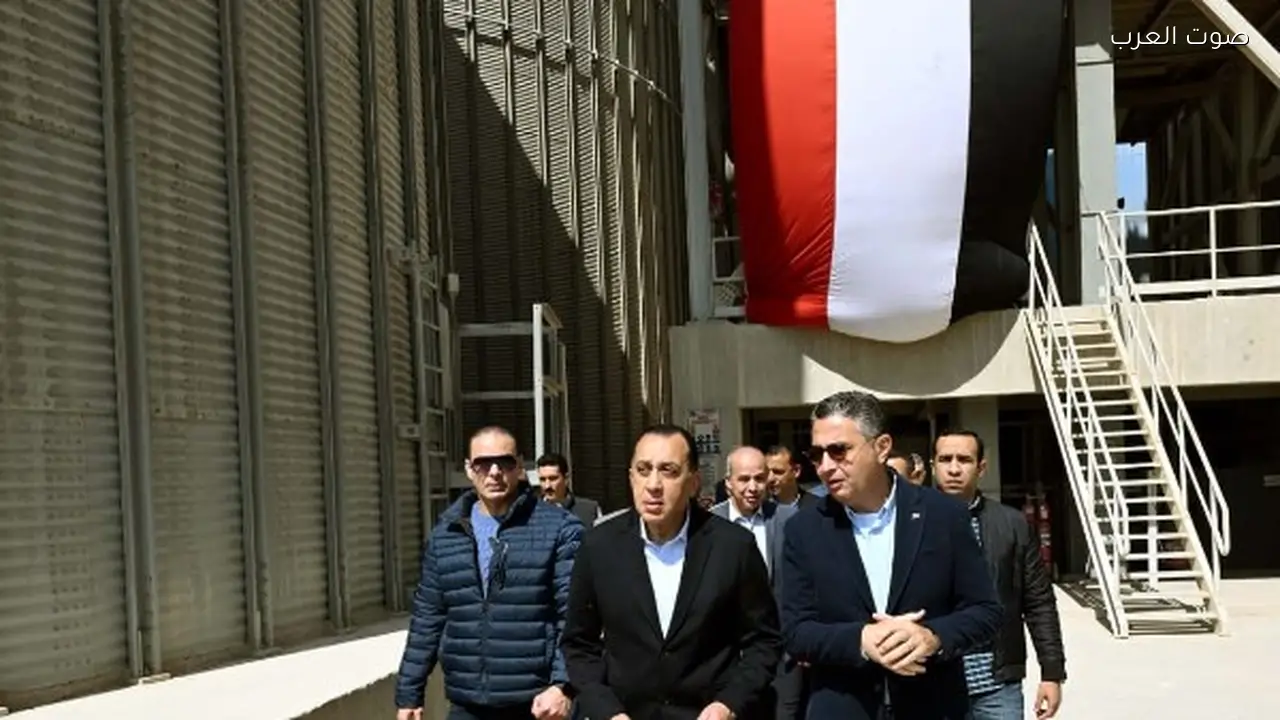 مدبولي يوزع عقود وحدات سكنية لمحدودي الدخل بحدائق العاصمة