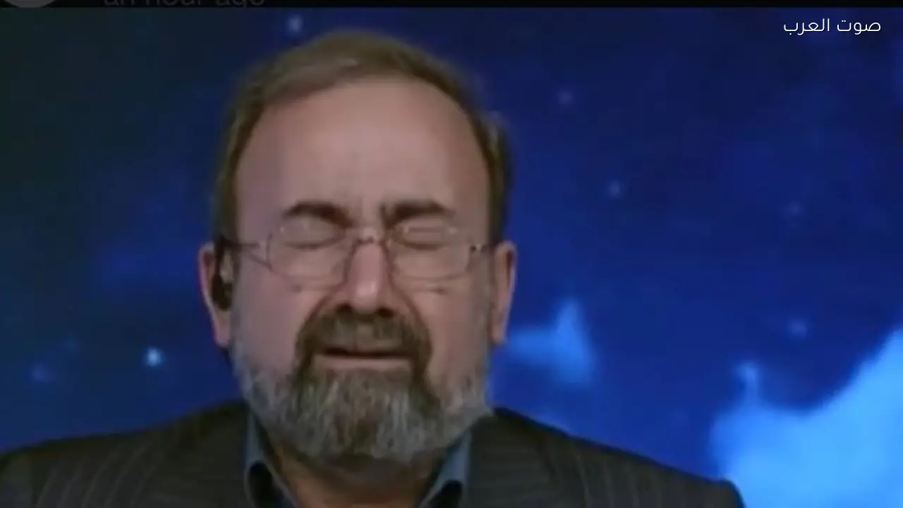 مذيع إيراني يبكي على الهواء بعد خبر استشهاد خامنئي