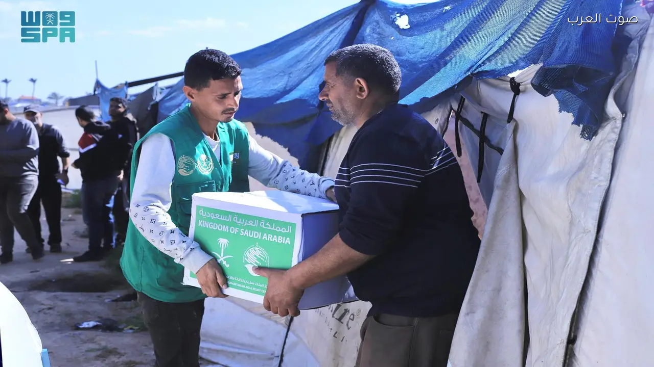 مركز الملك سلمان للإغاثة يوزع سلالًا غذائية للأسر النازحة في دير البلح بغزة