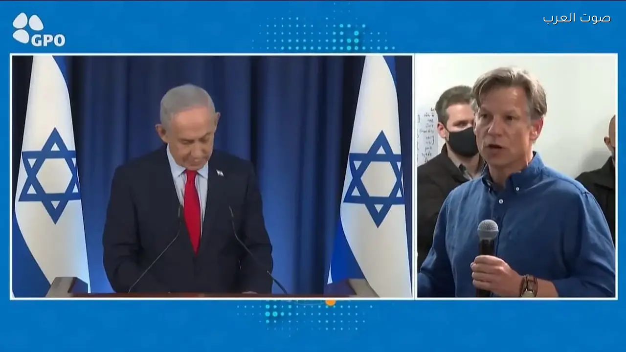 مساعدو نتنياهو يوقفون مراسلاً تلفزيونياً خلال مؤتمر صحفي بعد سؤال عن الحرب