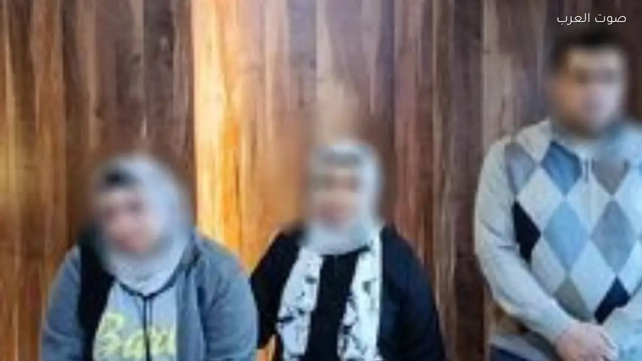 مشاجرة بسبب ركنة سيارة بين شخص ومالكتين لصالون تجميل في مدينة نصر