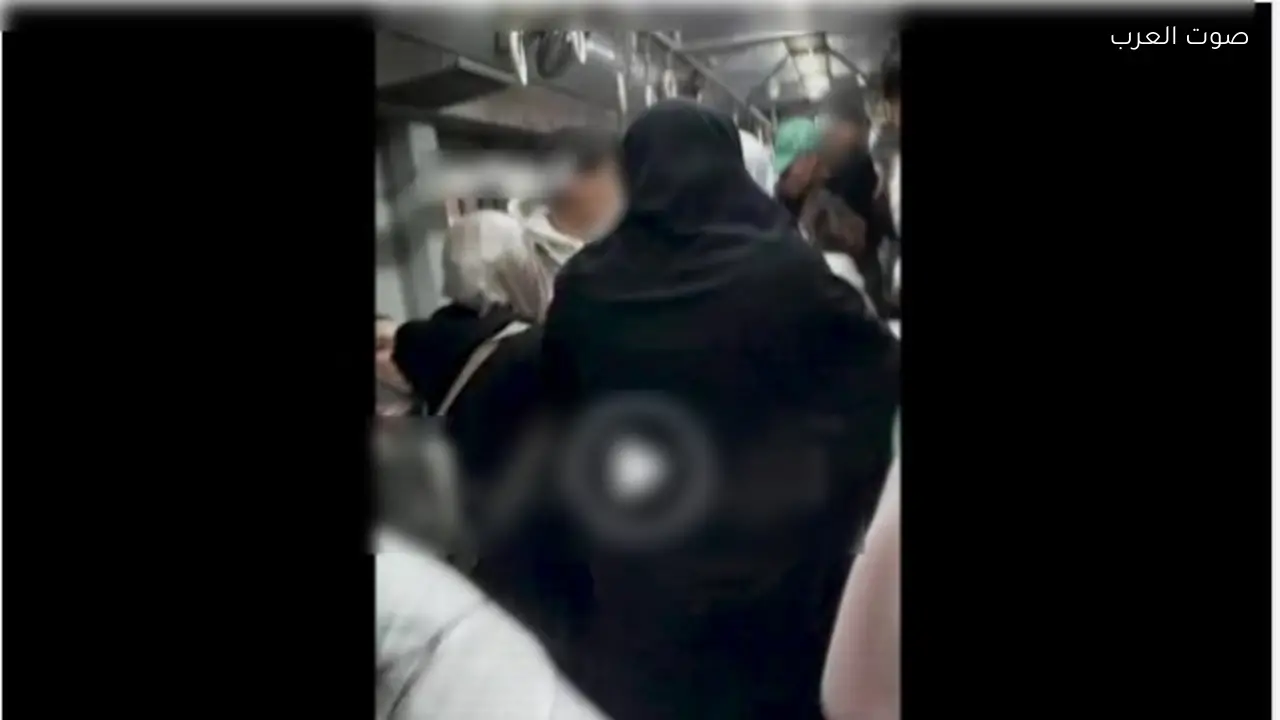 مشاجرة بين فتيات وشاب في عربة السيدات بالمترو