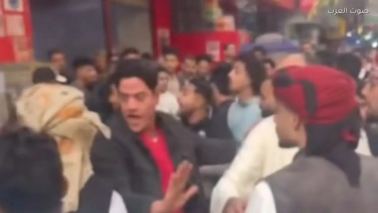 مشاجرة بين يمنيين ومصريين في فيصل وسط رقص بالخناجر والأمن يتدخل