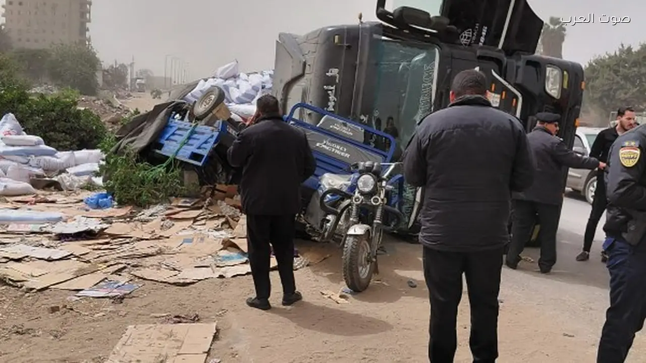 مصرع شخص وإصابة 11 في انقلاب سيارة نقل ببنها