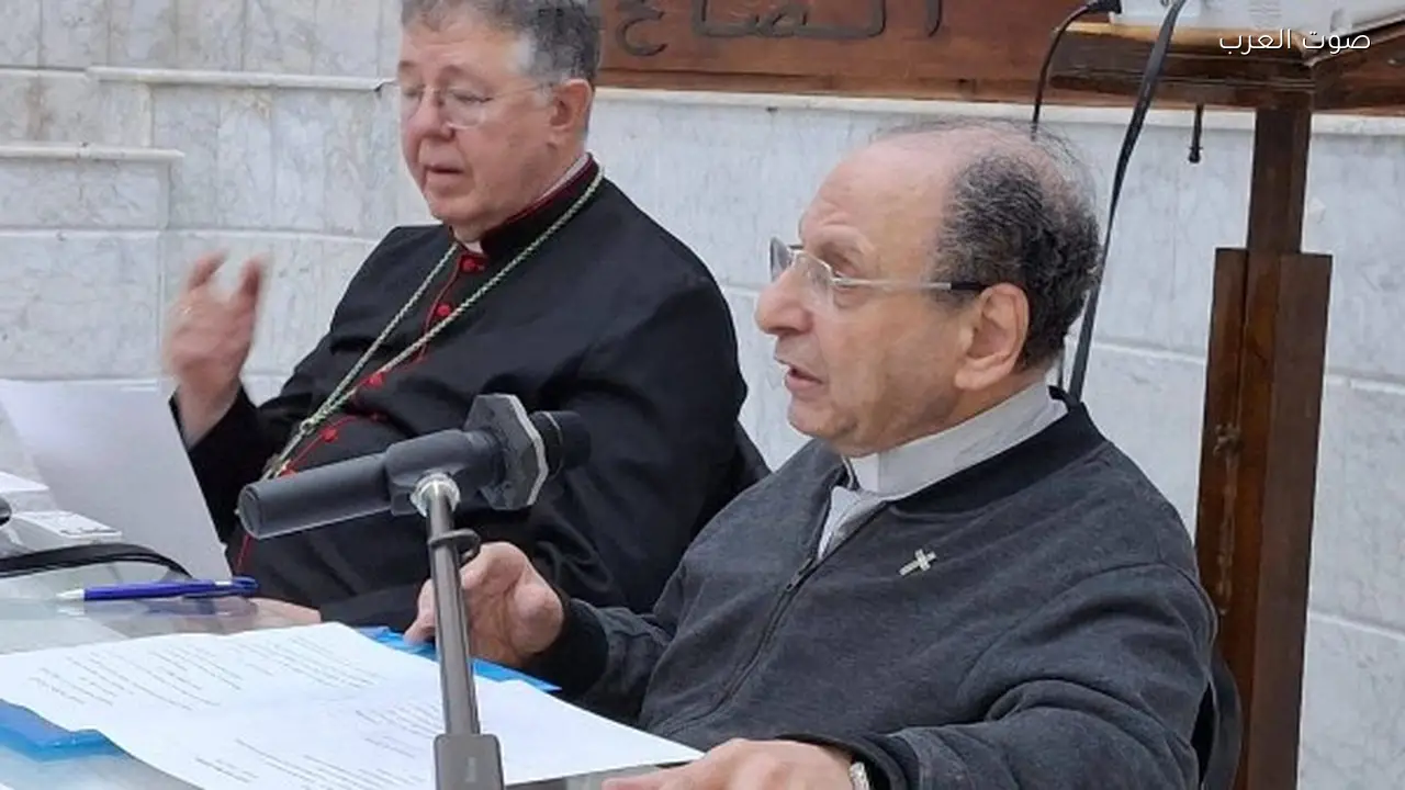 مطران الكنيسة اللاتينية يناقش تفعيل المسيرة السينودسية