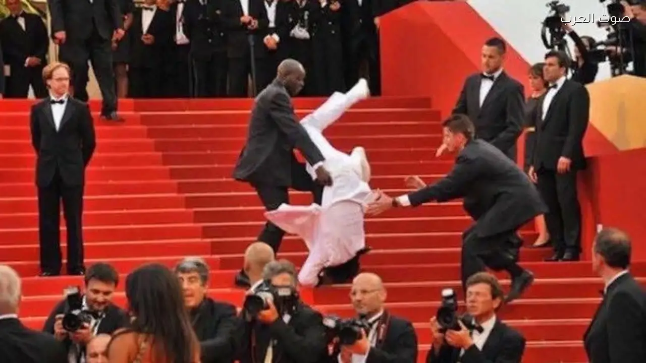 ممثل شهير يسقط على درج حفل الأوسكار ولقطات توثق الحادث