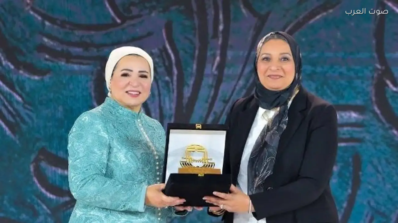 نائب رئيس جامعة عين شمس يتلقى تكريمًا في احتفالية “المرأة المصرية”