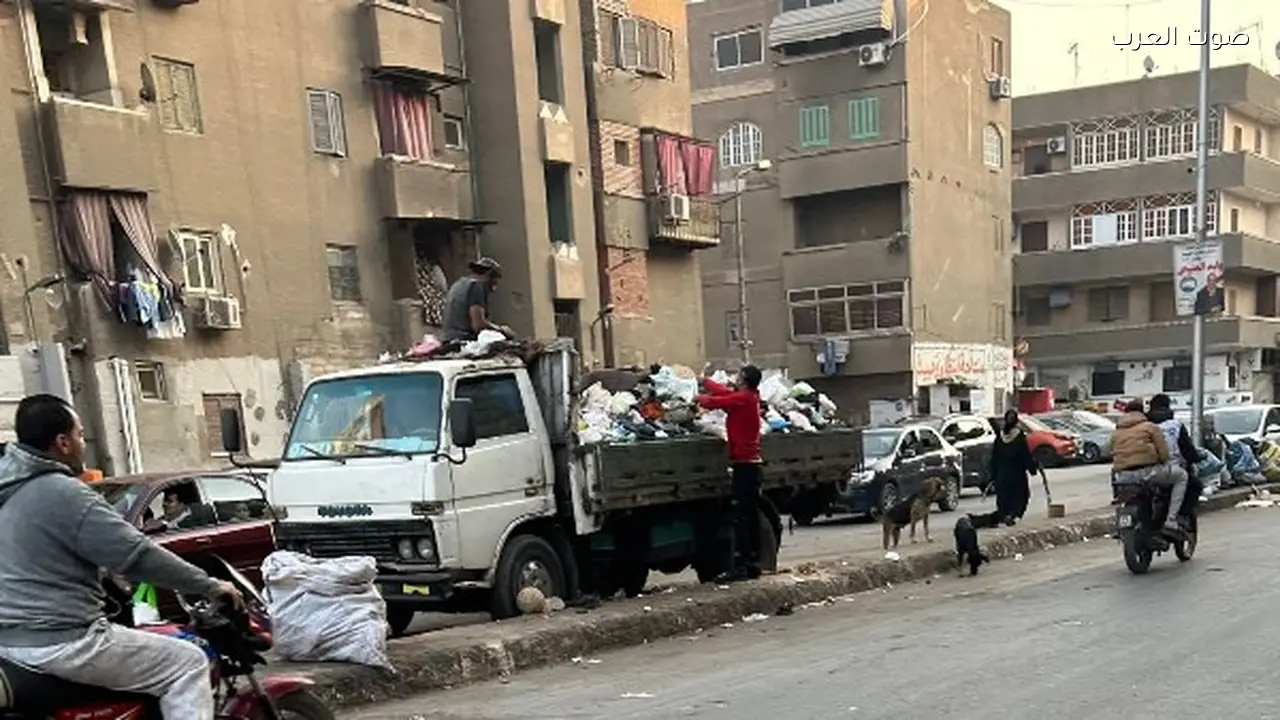 نائب محافظ الجيزة تتدخل لحل مشكلة تراكم القمامة في إمبابة