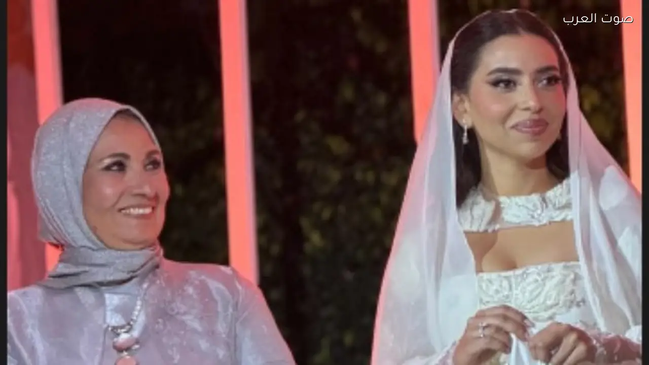 هبة قطب تحتفل بعقد قران ابنتها بفستان أنيق