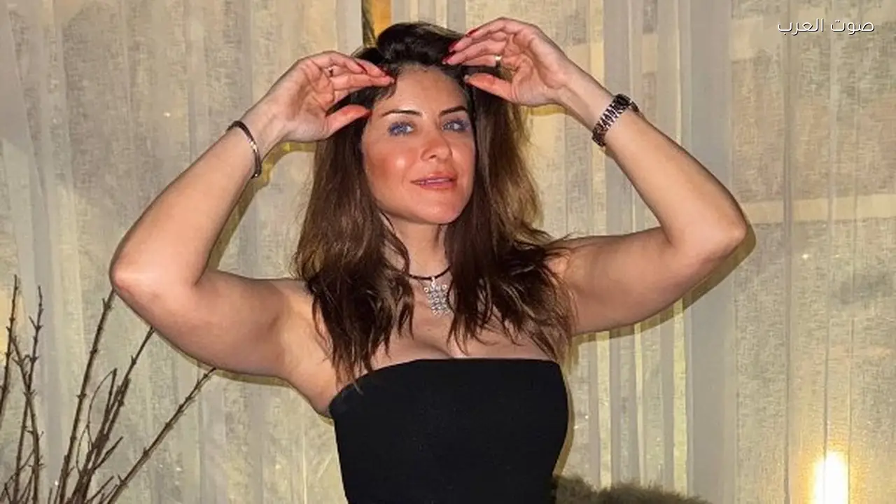 هيدي كرم تظهر رشاقتها بأسلوب كاجوال جديد