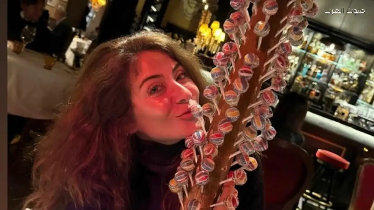 هيدي كرم تمازح جمهورها حول عدم وجود مصاصة سحرية للعودة للشباب