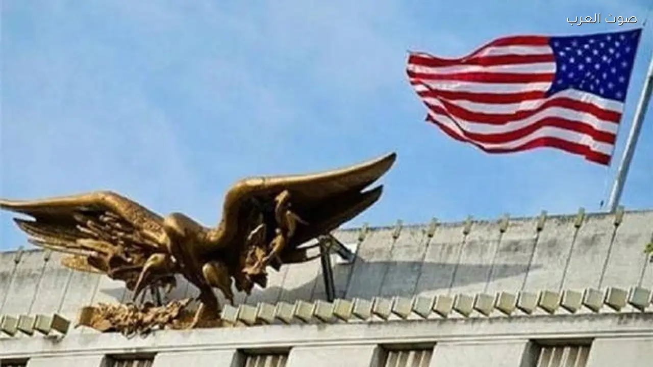 واشنطن تتخذ قراراً عاجلاً بشأن سفارتيها في الرياض ومسقط بعد الاستهداف الإيراني