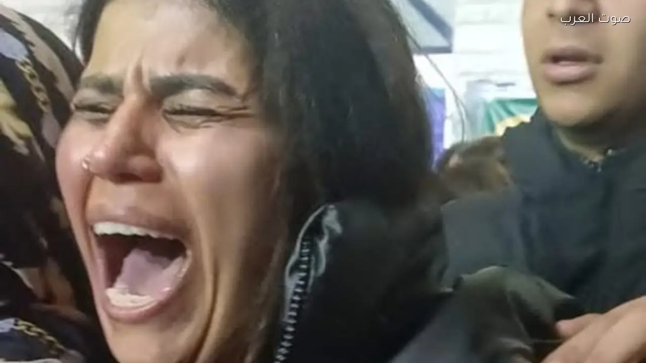 والدة طالب الأكاديمية العربية تنهار في عزائه بعد مقتل ابنها