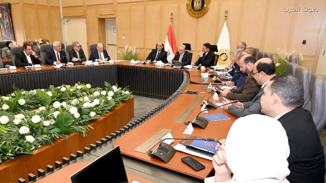 وزراء الاستثمار والصناعة والعمل يناقشون تعزيز صادرات الملابس الجاهزة