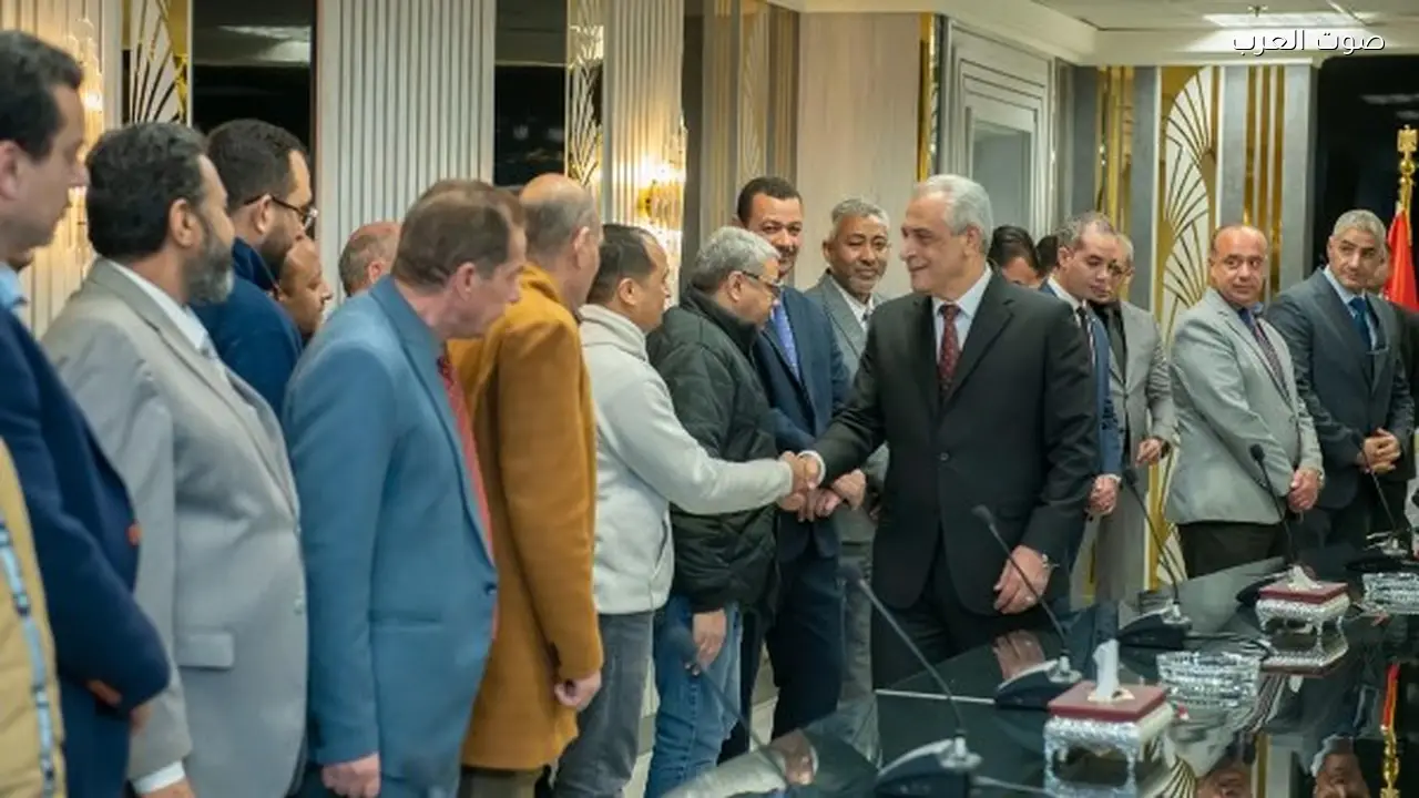 وزير الإنتاج الحربي يفتح مكتبه لمناقشة المطالب والأفكار