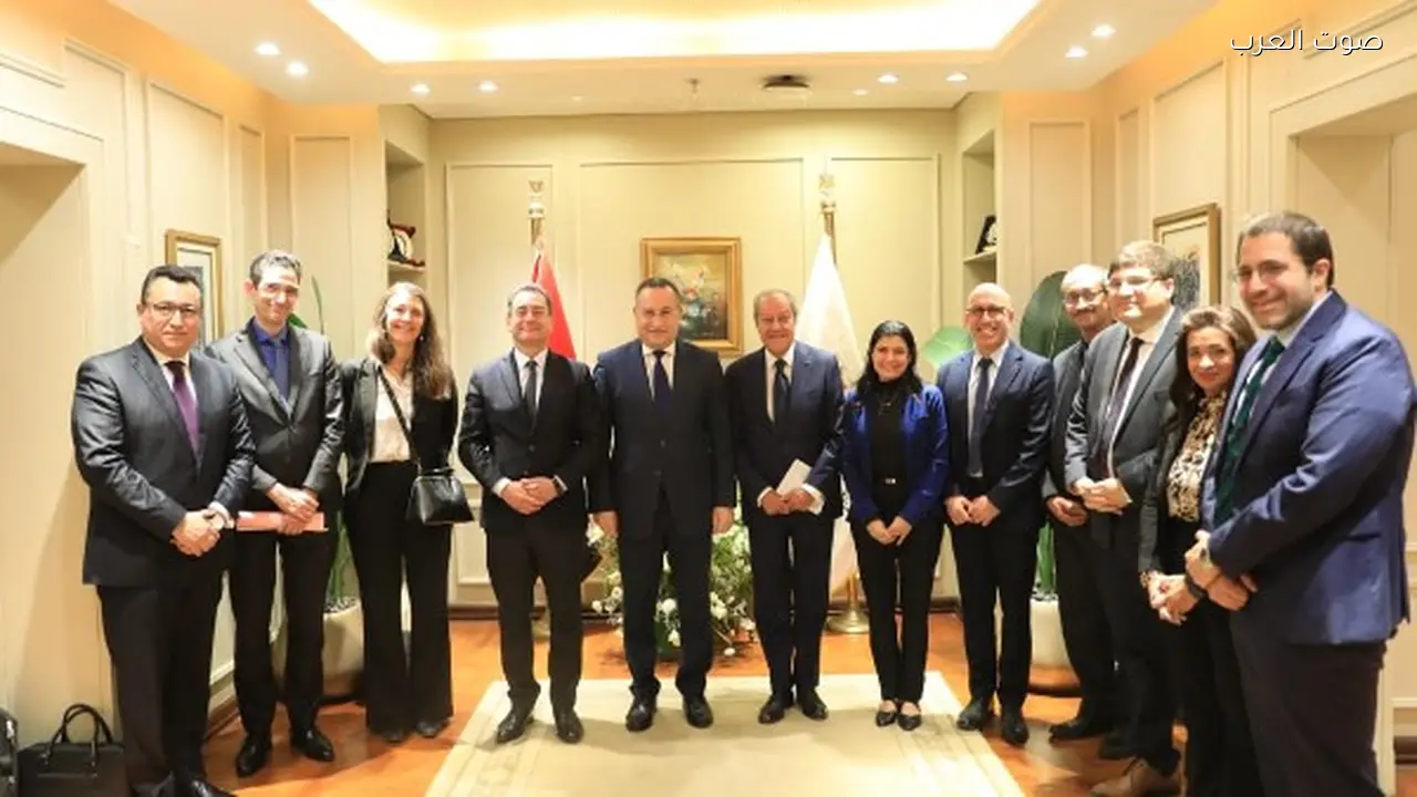 وزير التعليم العالي والسفير الفرنسي يناقشان إنشاء الحرم الجديد للجامعة الفرنسية في مصر