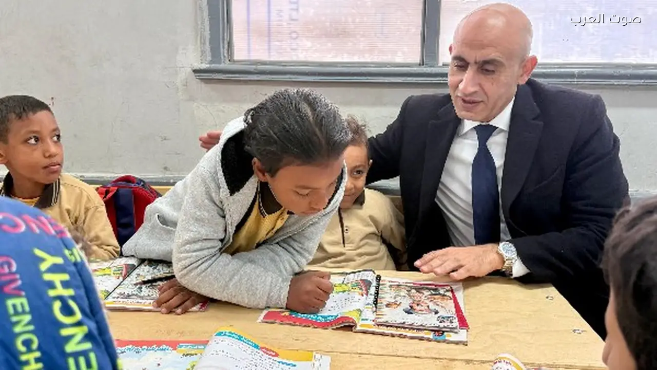 وزير التعليم يختبر مهارات القراءة والكتابة للطلاب في قنا