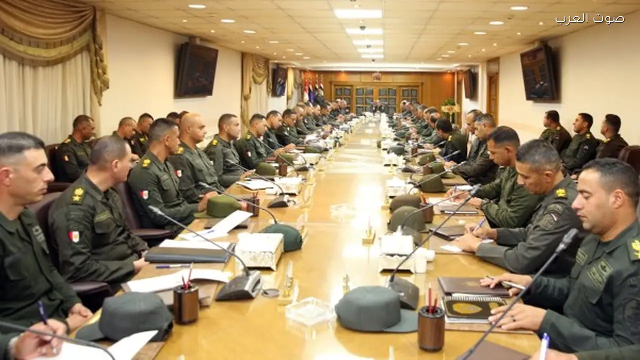 وزير الدفاع يلتقي قادة الجيشين الثاني والثالث الميدانيين