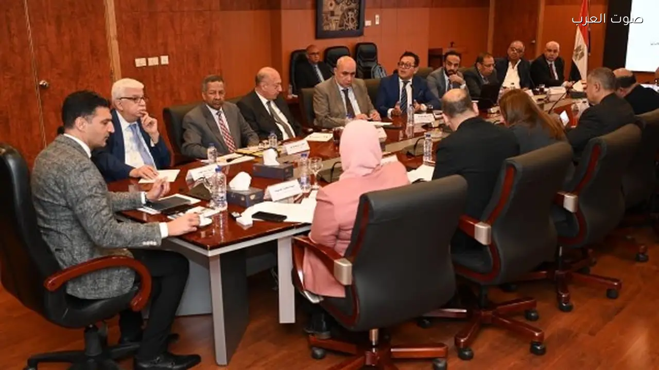 وزير الصناعة يناقش خطة لتعزيز التصنيع المحلي والتصدير