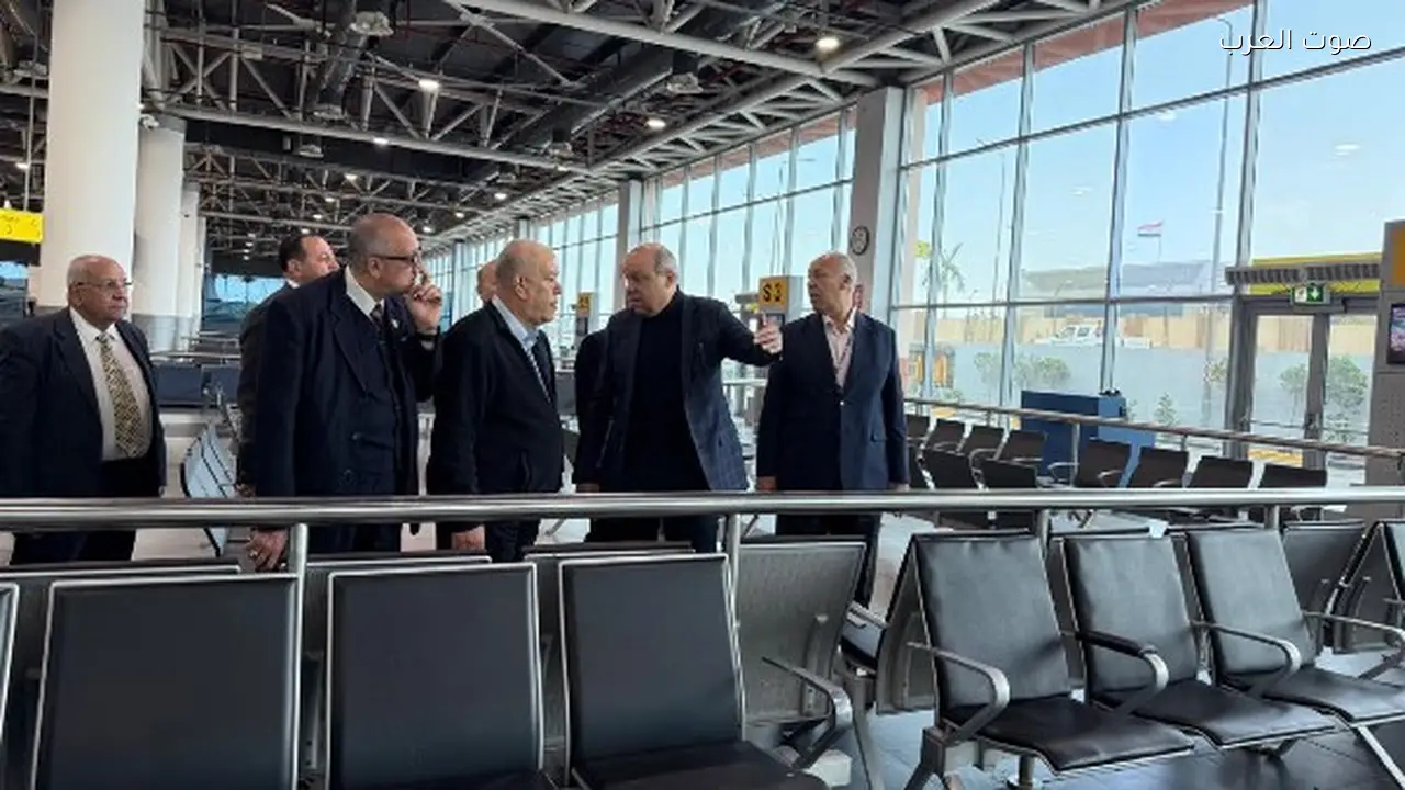 وزير الطيران يتابع انتظام التشغيل في مطارات مصر أول أيام العيد