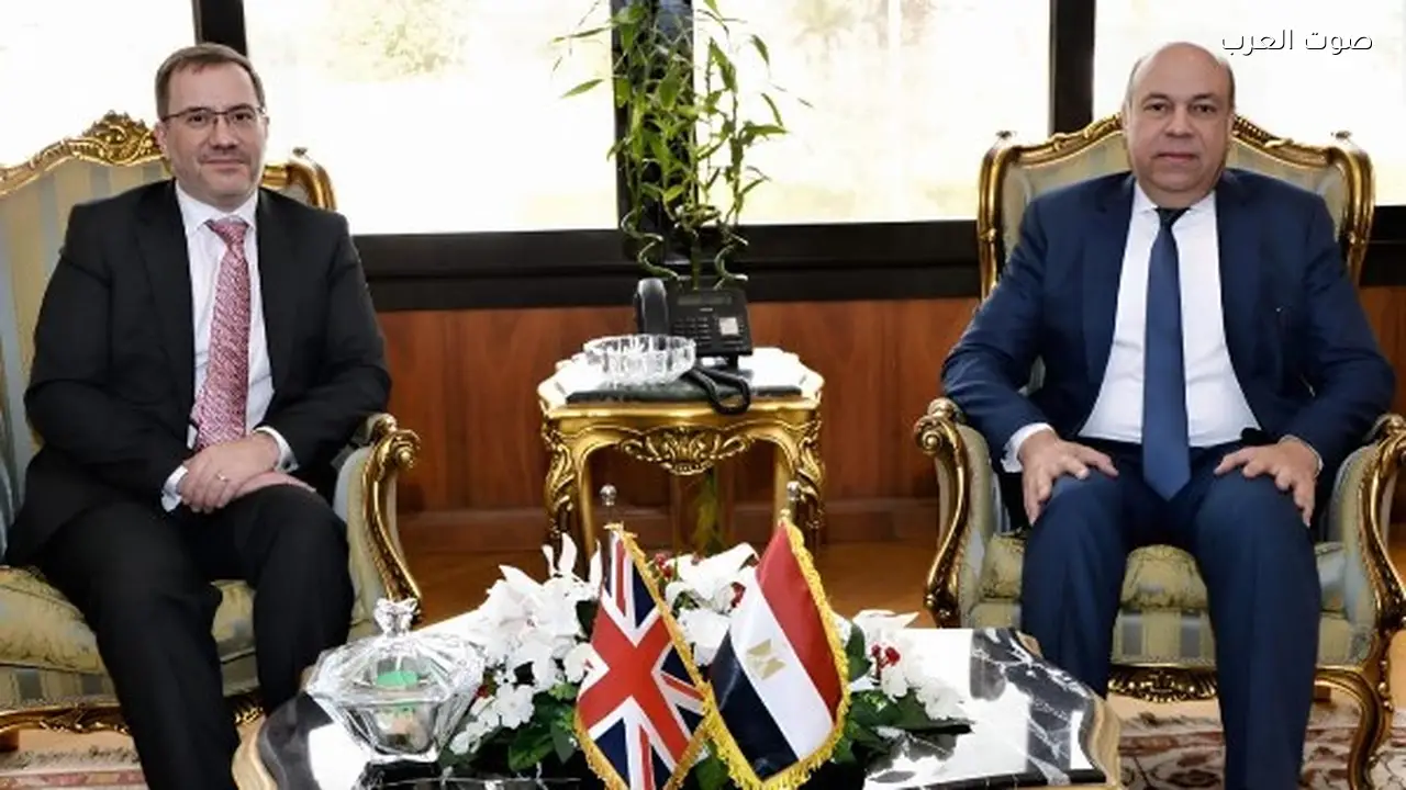 وزير الطيران يلتقي السفير البريطاني لتعزيز التعاون في النقل الجوي
