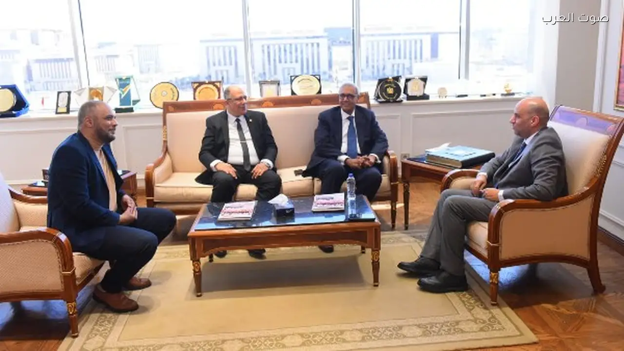 وزير العمل يناقش تدريب الشباب ونقل الخبرات مع شركات هندية