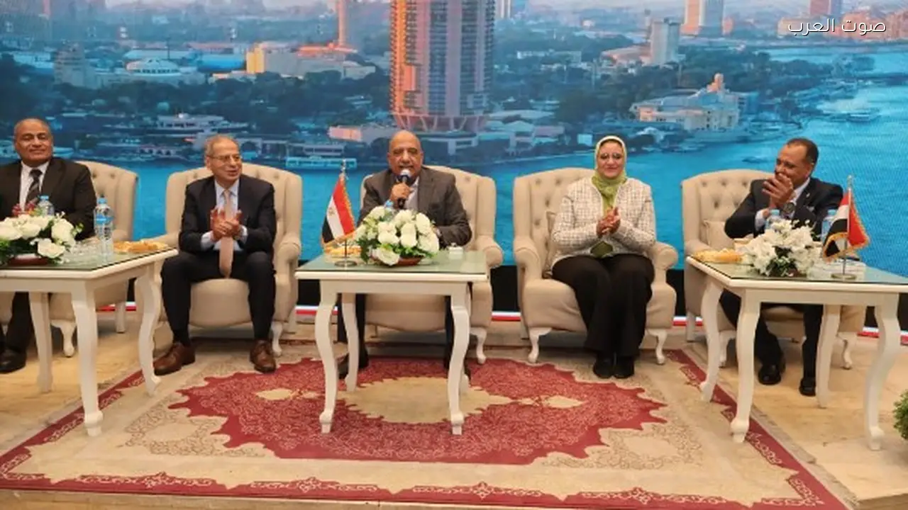 وزير الكهرباء يشارك العاملين إفطارهم الجماعي في النقابة العامة