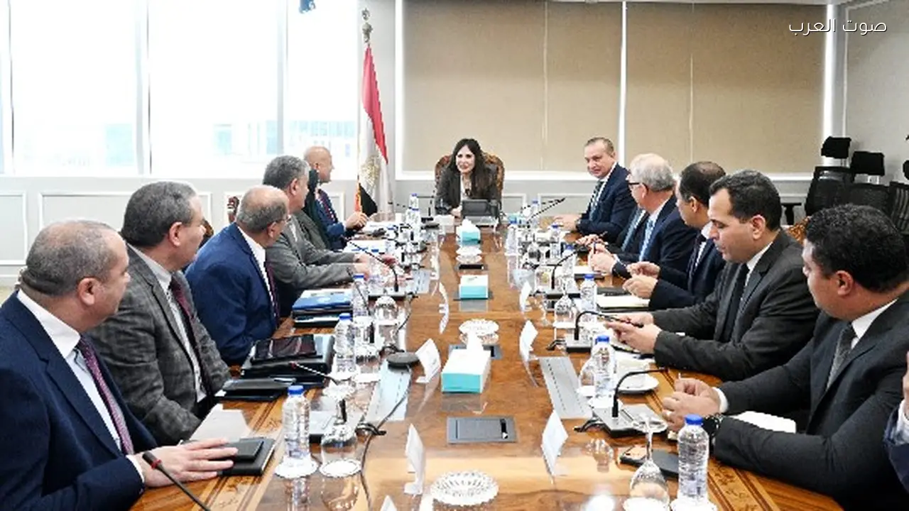 وزيرة الإسكان تتابع تطوير صناعة مهمات مياه الشرب