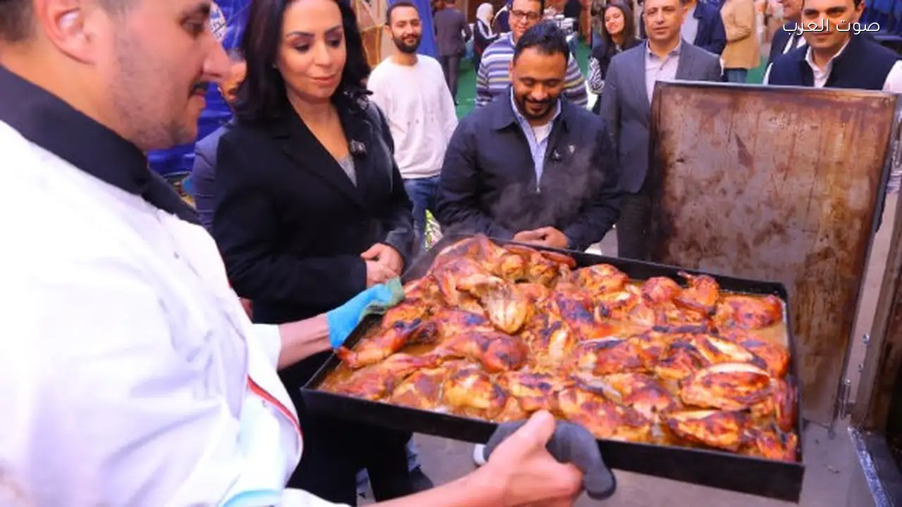 وزيرة التضامن تشارك شباب المتطوعين في إعداد وجبات الإفطار