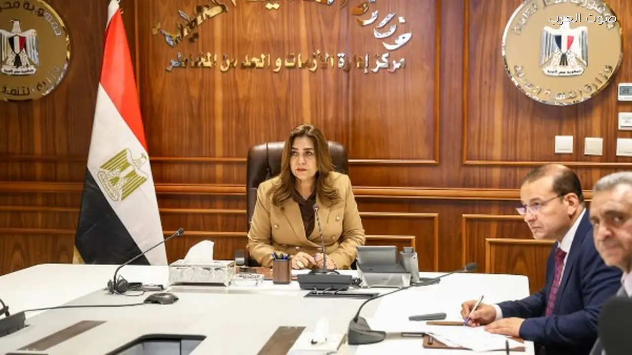 وزيرة التنمية المحلية تتابع تحديد أسعار تعريفة سيارات الأجرة الجديدة