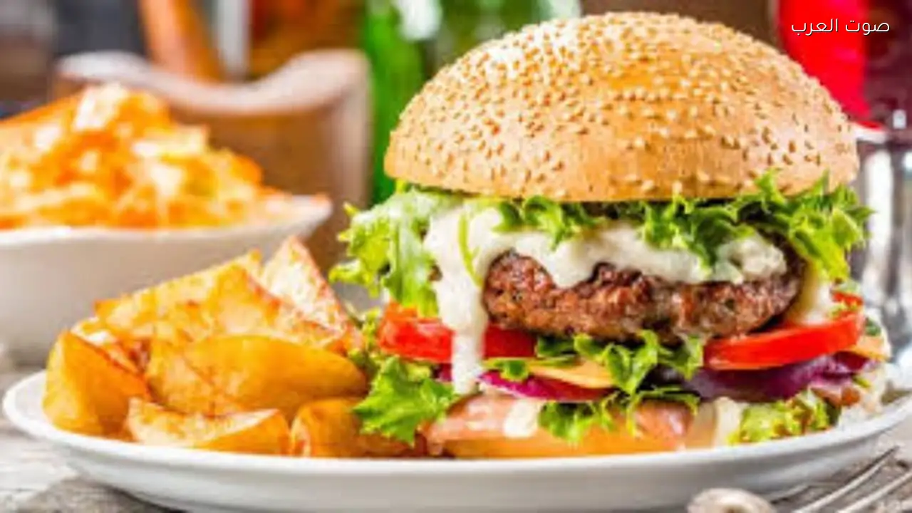 وصفة برجر منزلي بطعم المطاعم بخطوات سهلة