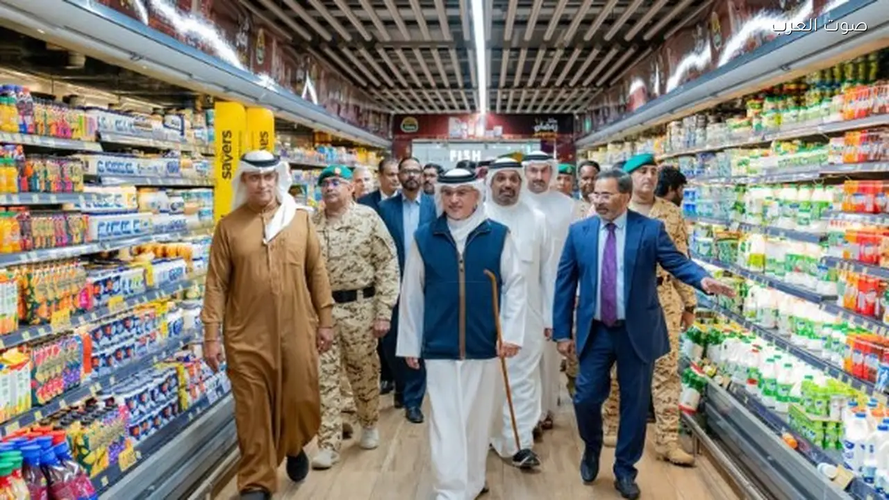 ولي عهد البحرين يتفقد الأسواق لضمان استقرار الإمدادات وسط الإعتداءات الإيرانية