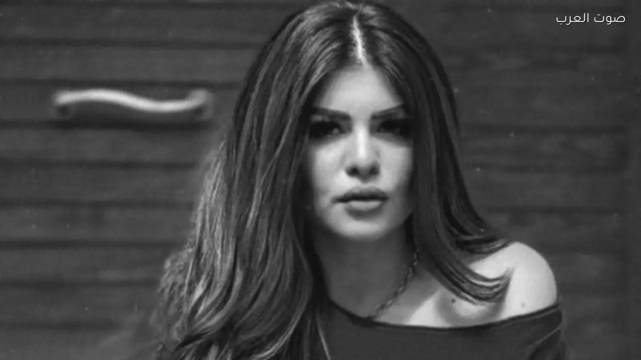 يمنى طولان تتألق بإطلالة أنيقة ورشيقة