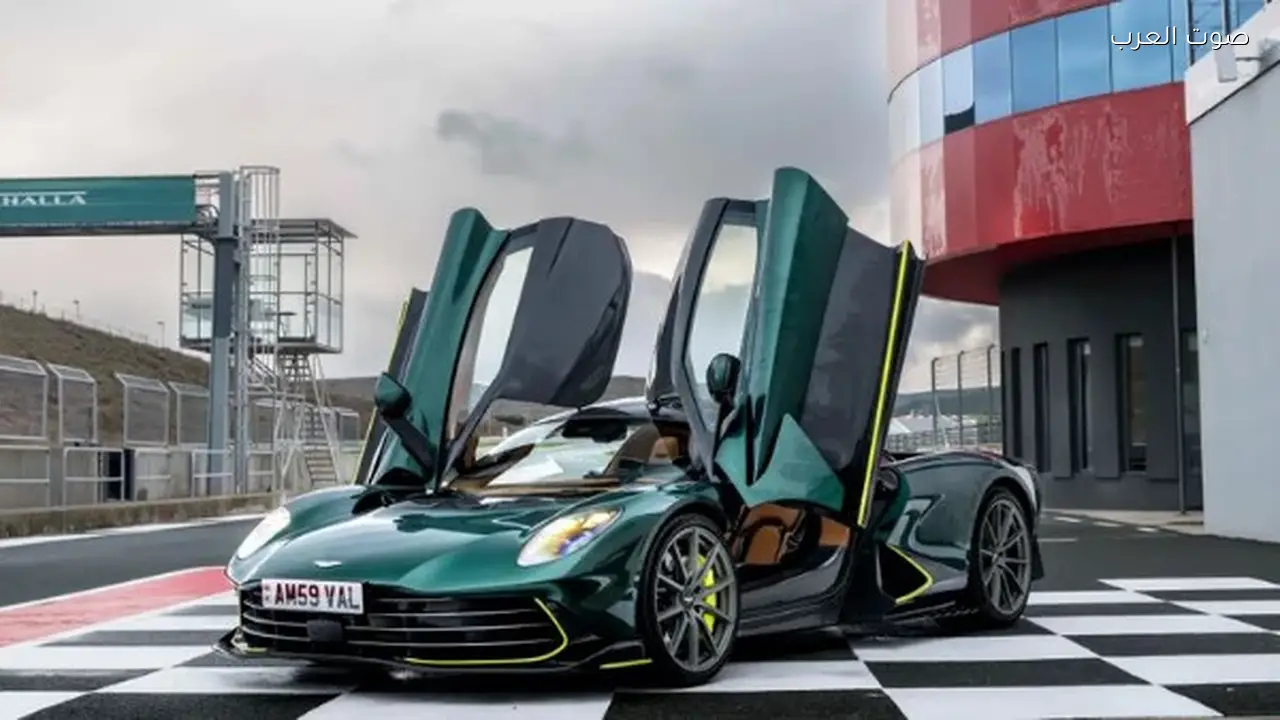 أستون مارتن تكشف عن فالهالا الهايبرد لأول مرة