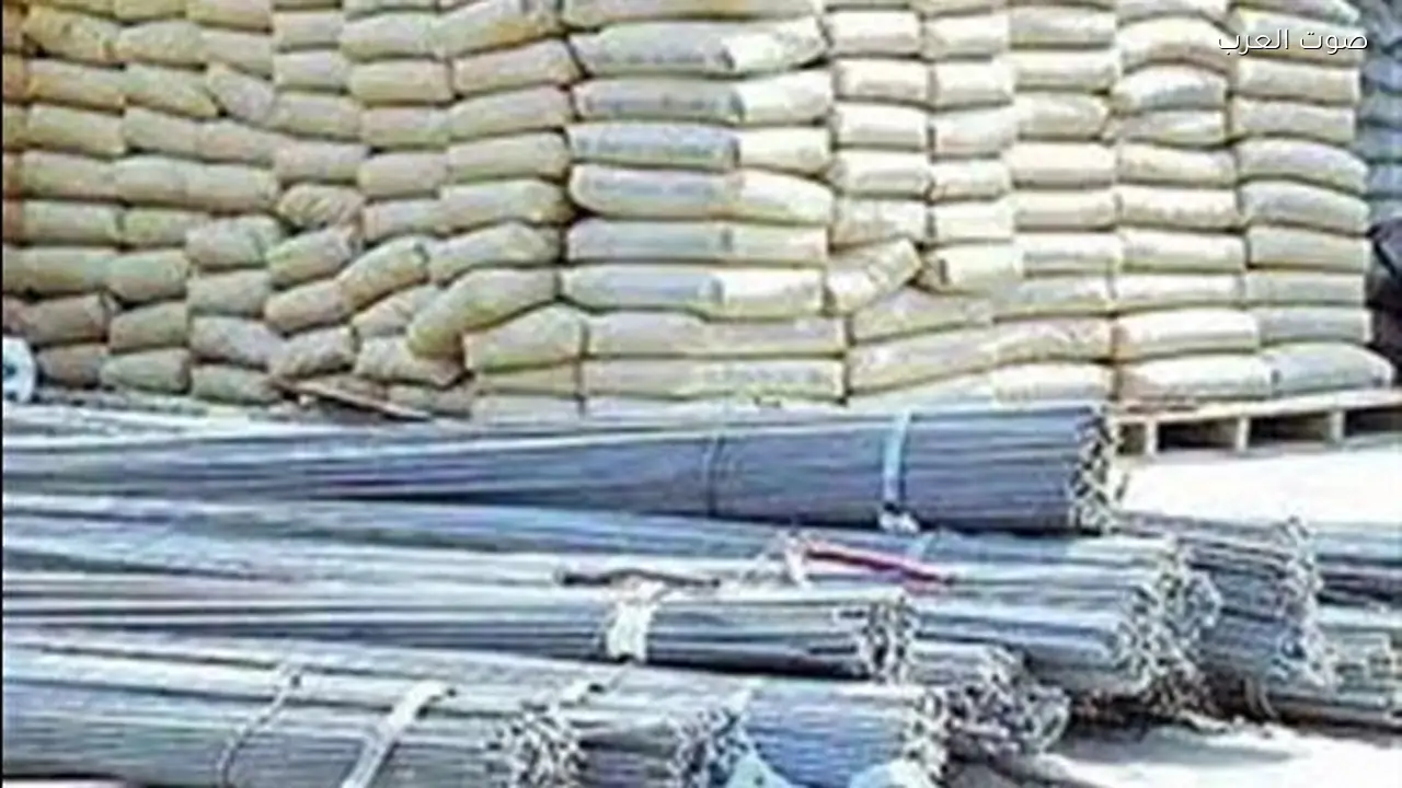 أسعار الحديد والأسمنت تتباين في سوق مواد البناء اليوم