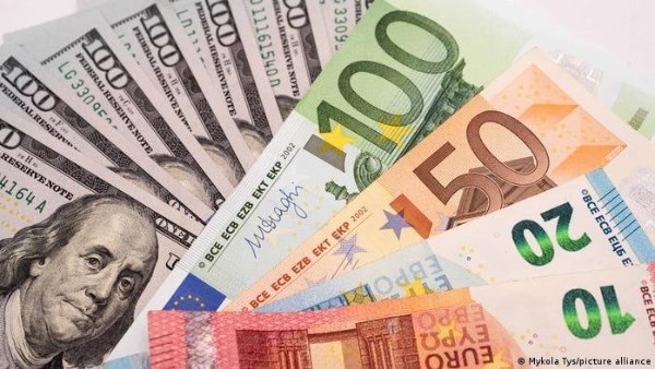 أسعار اليورو والجنيه الإسترليني في السوق الرسمية مساء اليوم
