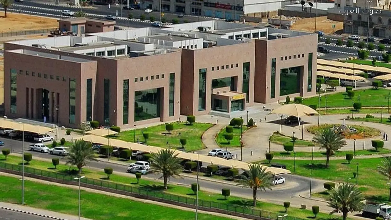 أمانة تبوك تضبط مستودعًا مخالفًا وتستولي على 68 طنًا من المواد الغذائية