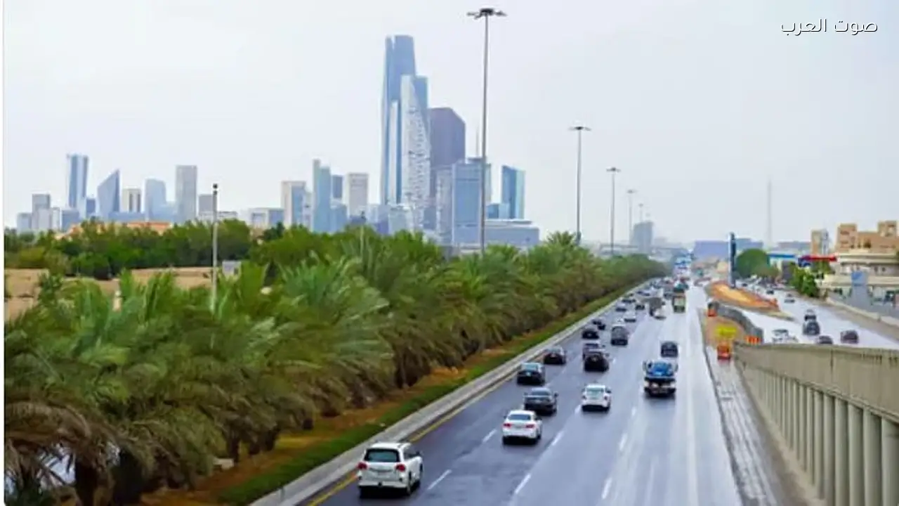 أمطار رعدية وزخات برد تؤدي لجريان السيول في عدة مناطق بالمملكة الأربعاء