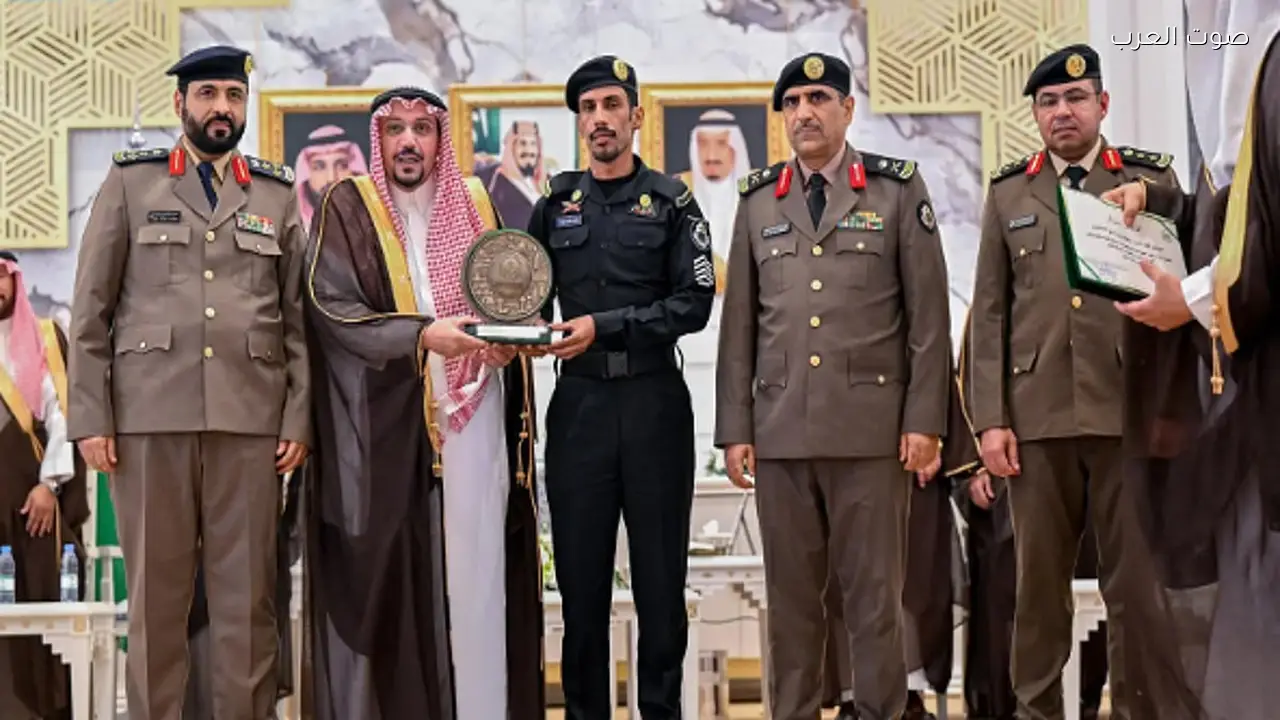 أمير القصيم يكرّم رجل أمن لإنقاذه حياة أشخاص من حريق بعنيزة