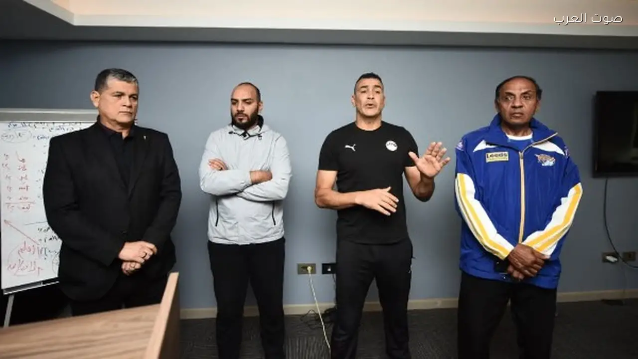 أوسكار رويز يتحدث مع مدربي حراس المرمى عن الحالات التحكيمية