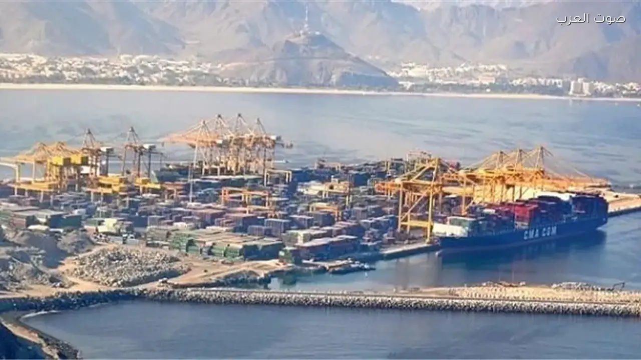 إصابات وحريق بميناء خورفكان بعد سقوط شظايا في الشارقة