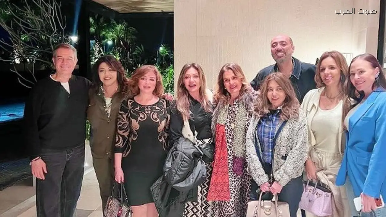 إلهام شاهين تحتفل بفيلم «أصدقاء العمر» مع نجوم الفن