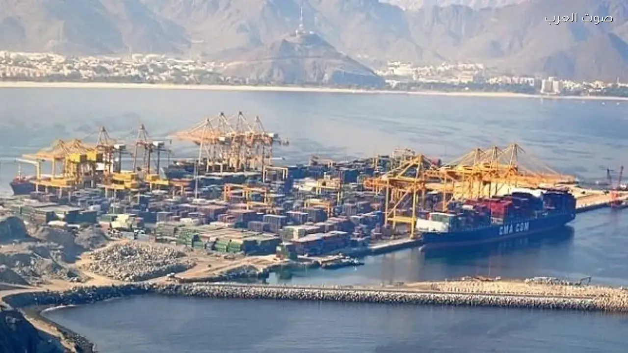 إمارة الشارقة تسيطر على حريق في ميناء خورفكان بعد سقوط شظايا