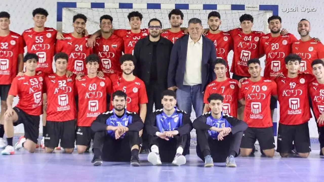 اجتماع تحفيزي لرئيس اتحاد اليد مع أبطال 2008 قبل البطولة في سلوفاكيا