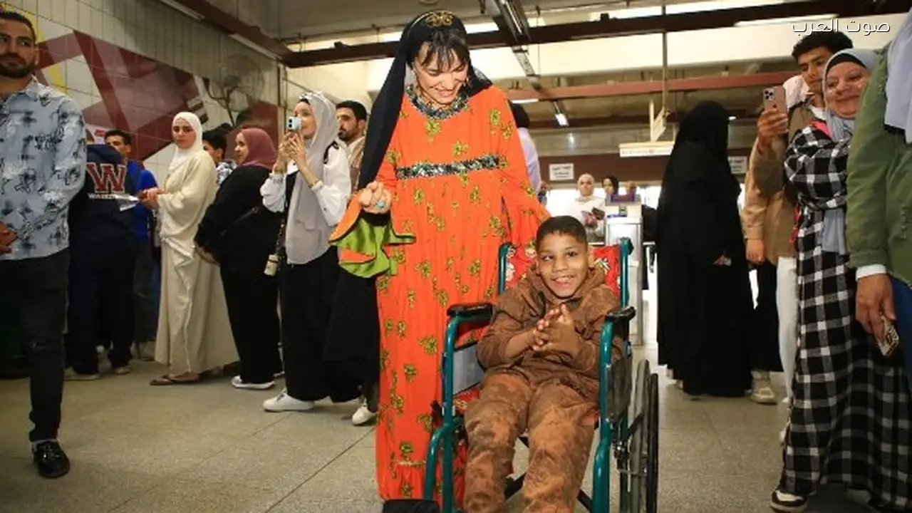 احتفالية غنائية ومزمار بلدي تسعد ركاب مترو جامعة القاهرة