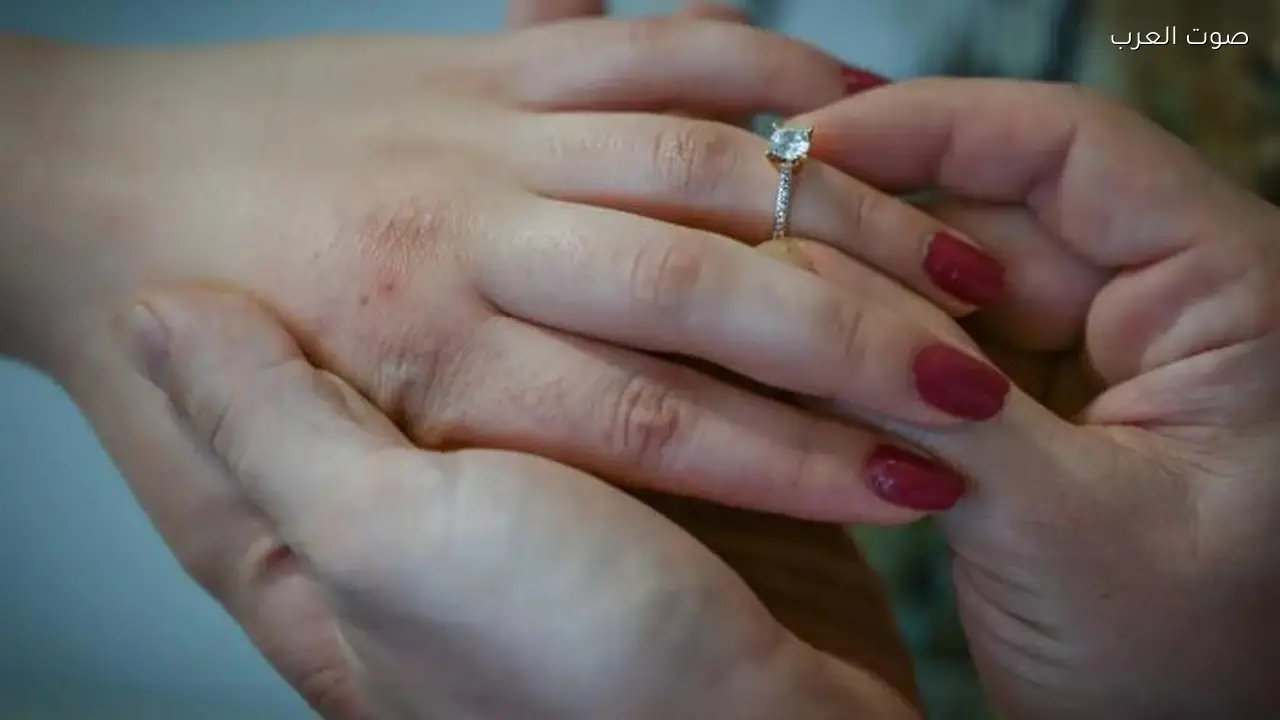 ارتفاع أسعار الذهب يؤثر على أسلوب شراء خواتم الخطوبة