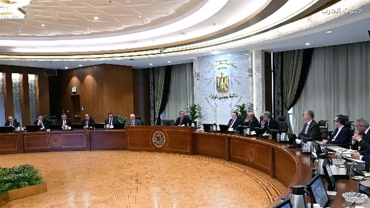 استثناء 6 قطاعات حيوية من قرار العمل عن بُعد تشمل المستشفيات والمدارس